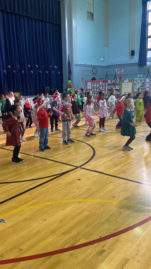 Fifth Avenue students performed a Winter Showcase.