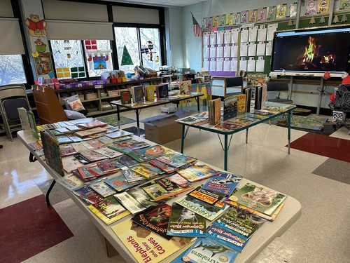Fifth Avenue students received books.