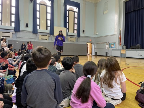 A Harlem Wizards player visited ֱ's K-5 students.